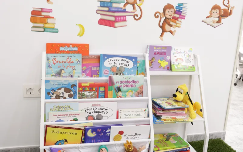 Estantes a la altura de los niños con juguetes