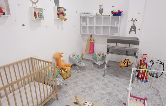 Zona de bebés protegida y acolchada para gateo y estimulación temprana