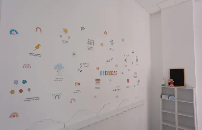 Entrada del centro infantil con control de acceso y espacio de transición