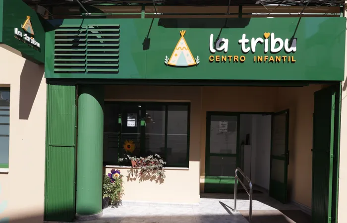 Fachada del centro infantil La Tribu en Don Benito, colorida y acogedora