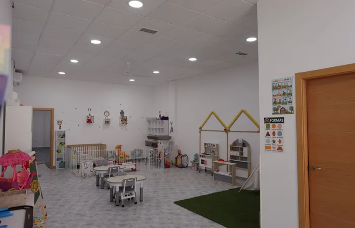 Zona de juego libre amplia para psicomotricidad y juego simbólico