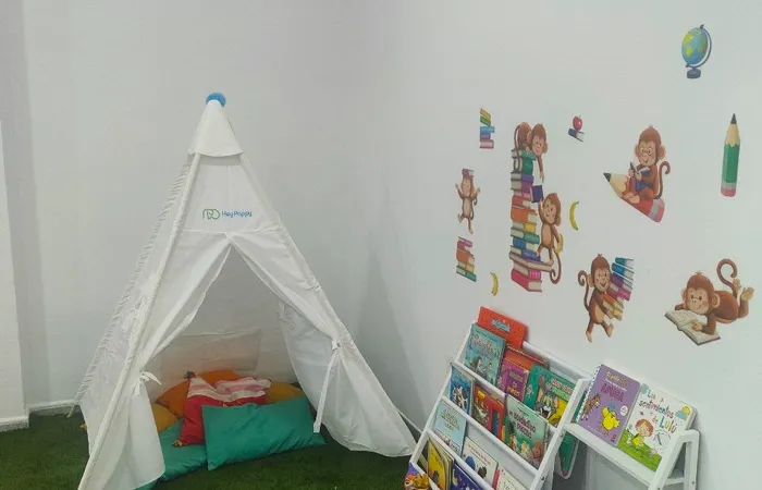 Rincón de lectura acogedor con libros a la altura de los niños