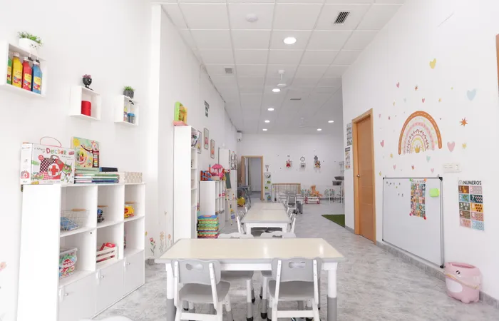Zona de mesas para manualidades, talleres creativos y meriendas